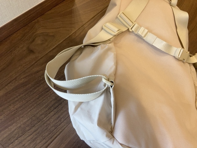 【UNIQLO U　ドローストリングバックパック】サイズは横45×縦51×幅20.8cm。1泊程度の旅行にも◎