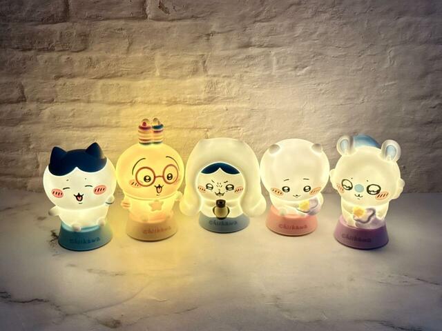 【ちいかわ キャライト】5体を暗闇でスイッチオン。癒しの空間が爆誕です！