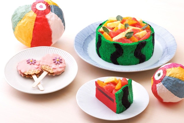 【ヒルトン東京ベイ「BON DANCE」】スイカ模様のスポンジに包まれたムースは、実はいちご味!