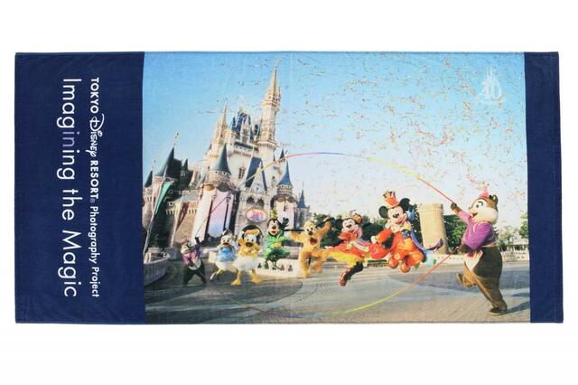 ワイドバスタオル 4,000円|東京ディズニーリゾート・フォトグラフィープロジェクト「イマジニング・ザ・マジック」第3弾グッズ|東京ディズニーリゾート40周年“ドリームゴーラウンド”|発売日:2024年1月23日(火)|販売店舗:東京ディズニーランド「グランドエンポーリアム」、東京ディズニーシー「ヴァレンティーナズ・スウィート」