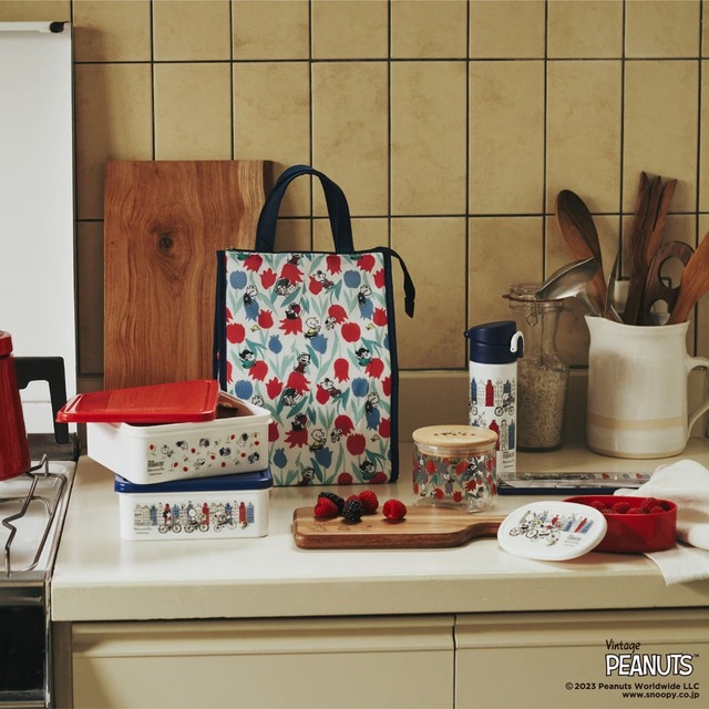 【Afternoon Tea LIVING×PEANUTS】ピクニックセット ¥4,400、ウッドカッティングボード ¥2,420、ガラスキャニスター ¥1,540、ワンタッチスリムボトル（300ml） ¥4,400、ランチカトラリーセット ¥1,430、ランチボックス4個セット ¥1,430