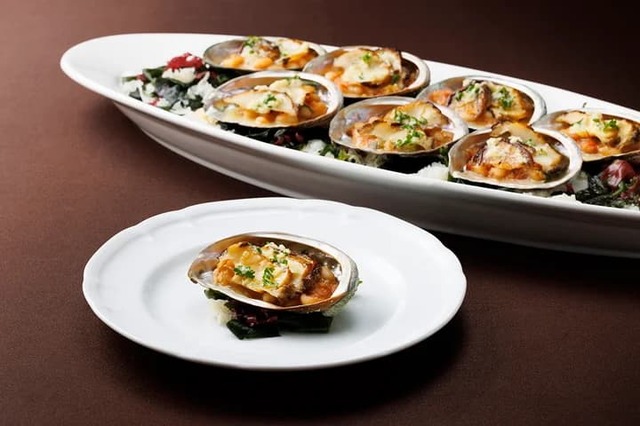 東京ドームホテル「アニバーサリーパーティプラン2025」蝦夷鮑のムニエル 白いんげん豆のラグーに生ハムの旨味と磯の香りを添えて