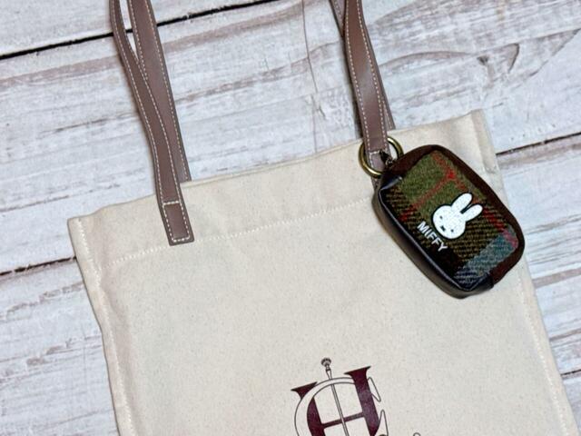 キャンバストートにつければ、一気に秋冬の装いに♪