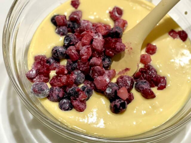 【セラベイク　パウンドケーキ型】卵と薄力粉、ベリーを入れ混ぜたら、最後にベーキングパウダーとレモン汁を入れ手早く混ぜます