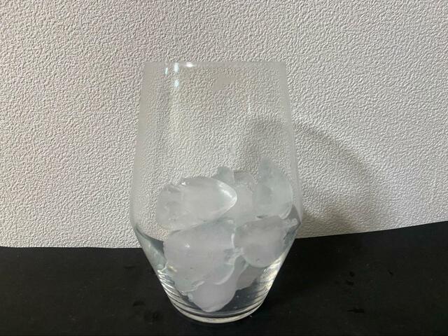 【サントリー ビアボール作り方】まずは氷をグラスに入れる