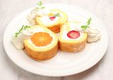 『MIXフルーツロールケーキ』¥380 ・『天使のいちごロールケーキ』¥300 ・『丸ごとみかんのロールケーキ』¥300
