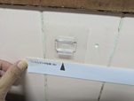 【山崎実業 tower  フィルムフック スチールパネル ワイド】タイルの目地などで意図した位置に貼り付けられない場合もあるので、よく計算してから貼りましょう