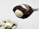 【十勝産小豆使用 大きな白玉ぜんざい】スプーンですくったところ