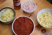 薬味の主な材料。手前から時計回りに、唐辛子粉、生姜のすりおろし、イワシの魚醤、アミの塩辛、ニンニクすりおろし