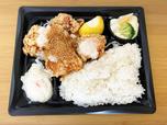 【デニーズ 唐揚げ弁当】大きな唐揚げが4つ。白ご飯の量も多く、副菜も充実している