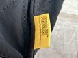 バッグ前面の右下部にはイエローのロゴタグ付き