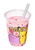 【ファミマ×ぽこ あ ポケモン】「ストロベリーフラッペ」360円／メタモンとピカチュウをパッケージにデザインしたストロベリー味のフラッペ