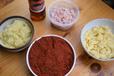 薬味の主な材料。手前から時計回りに、唐辛子粉、生姜のすりおろし、イワシの魚醤、アミの塩辛、ニンニクすりおろし
