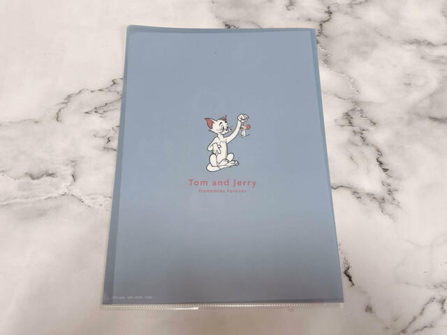 背面はブルーグレーカラー。かわいいデザイン入りなのも◎