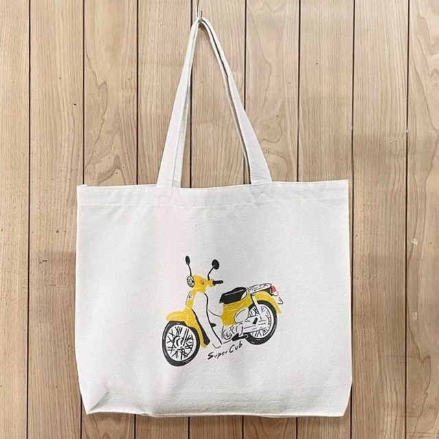 持ち手の長さが長いので、肩掛けもしやすいサイズ