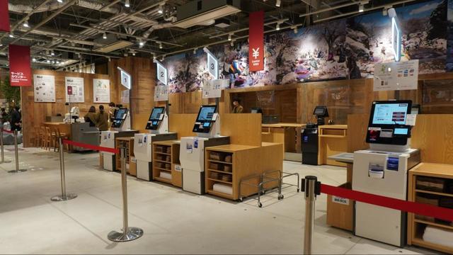 沢山のセルフレジが並ぶ