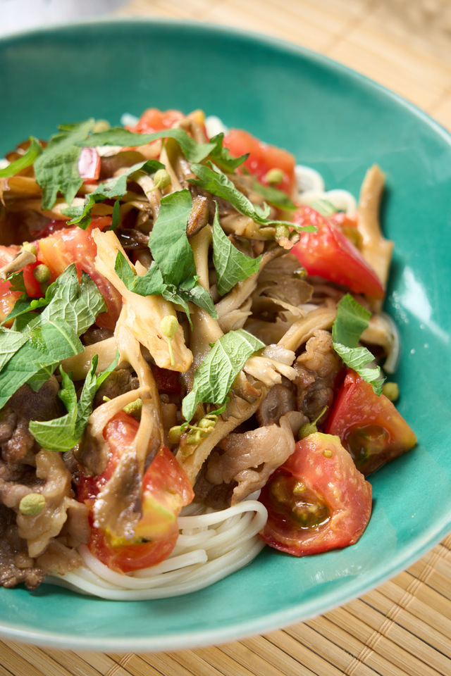 「牛肉と舞茸とトマトの実山椒入り大人のそうめん」