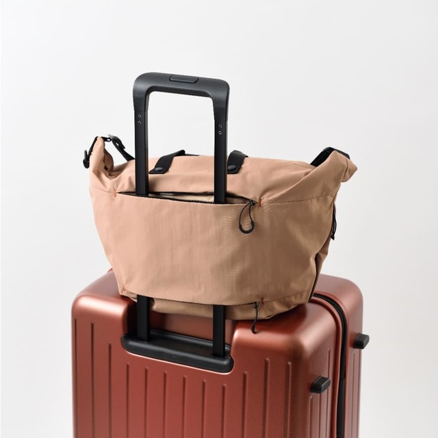 【MILESTO「SOFT SHOULDER L」】背面には、キャリーバーに取り付け可能なファスナーポケットを設置