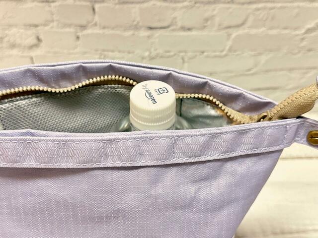 【カルディ 春を感じるコーヒー＆ランチバッグ】550mLのペットボトルは立てて入れることもできますが、ファスナーはやや閉めづらく感じました