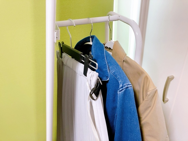 【ニトリ ハンガー付きスタンドミラー ストレージ2】スカート、シャツ、トレンチコートを掛けました