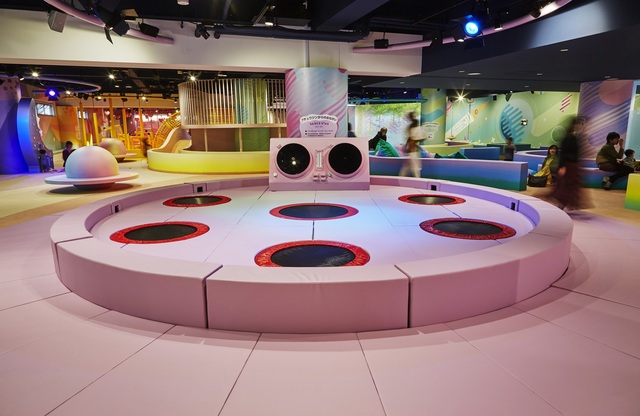 音楽が聞こえてくるトランポリン