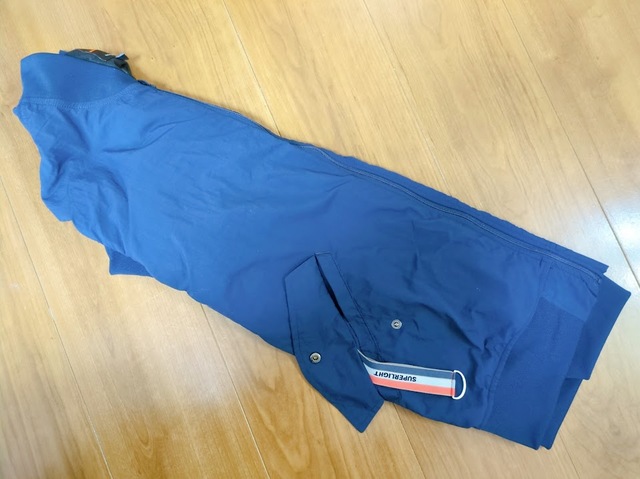 【ワークマン リペアテック(R)超軽量×遮熱MA-1タイプジャケット】服を縦に畳み、さらに3等分に畳んでから丸めるとコンパクトに！