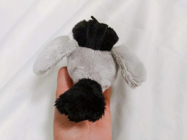 尾っぽは黒。羽・尾と丁寧に作られている