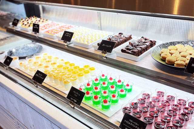 「彩鮮やかなデザートショーケース」【「和・洋・韓・印」が食べ放題!エミテラス所沢に“エリア最大級”のビュッフェレストラン「テラスビュッフェTABLE」オープン!】