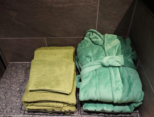 「苔スイートルーム」にあるバスローブやタオルも苔色