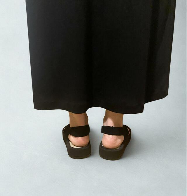 【無印良品　涼感UVカットスリーブレスワンピース】身長166cm、黒のLサイズ着用。着丈はくるぶしから約10cm上です