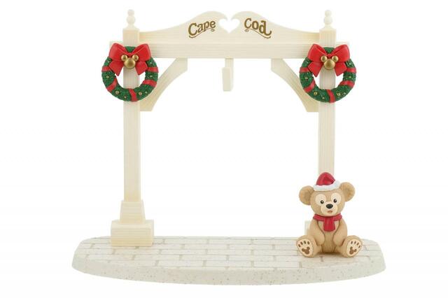 オーナメントスタンド 3,900円｜東京ディズニーリゾート「ダッフィー＆フレンズのホワイト・ウィンタータイム・ワンダーズ」スペシャルグッズ｜販売店舗：東京ディズニーシー「マクダックス・デパートメントストア」｜発売日：2023年11月1日（水）