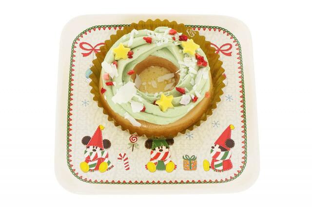 プラリネ＆ピスタチオケーキ、スーベニアプレート付き 1,100円｜「ディズニー・クリスマス」スペシャルメニュー｜東京ディズニーリゾート40周年“ドリームゴーラウンド”｜販売店舗：東京ディズニーランド「トゥモローランド・テラス」、東京ディズニーシー「ニューヨーク・デリ」｜販売期間：2023年11月1日（水）〜12月25日（月）