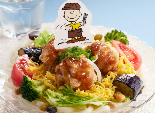 「ピーナッツギャングの彩り華やか冷やしユーリンチーうどん」＜価格：922円（税込）＞ 【ジョイフルに“スヌーピーと仲間たち”が帰ってきた♪「Joyfull×PEANUTS コラボキャンペーン」開催！】