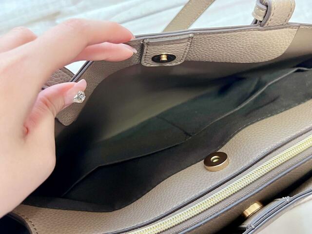 【ファッションセンターしまむら】フロント側の収納スペースは仕切りポケットが2つついています