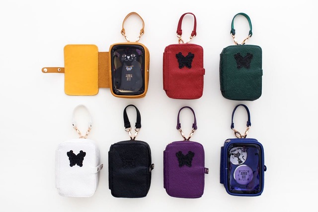 【ANNA SUI】「フタ付きポーチ」（約13.5×9×6 cm、4,950円）は洗練されたゴシック調