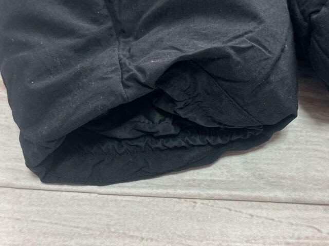 袖口はゴム入りで風を通しにくい仕様