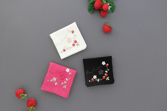 【マリークワント「イチゴ」シリーズ】ガーゼハンカチ　¥880（税込）／約43×43cm（1柄3配色　）