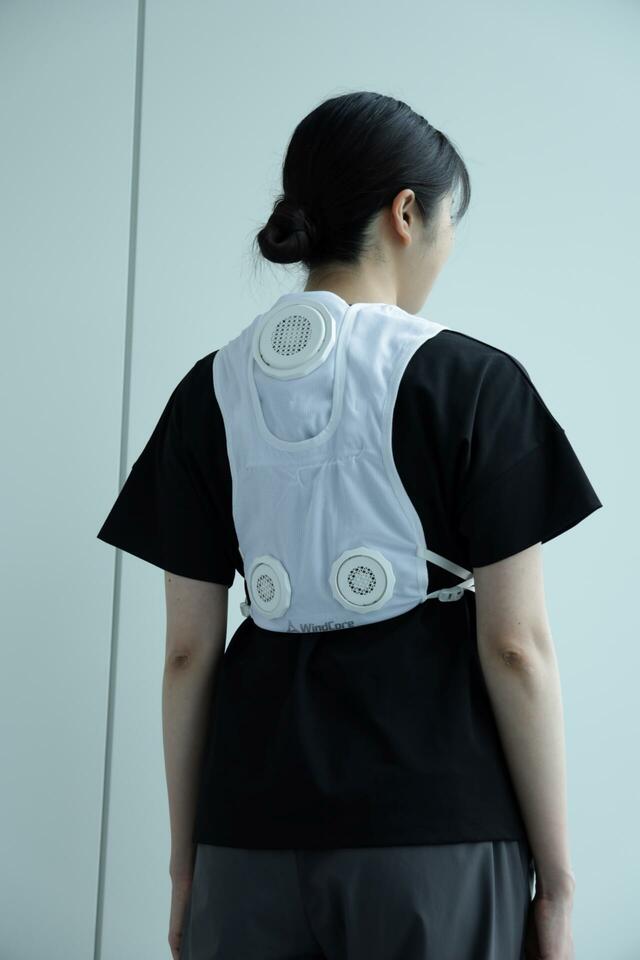 【ワークマン ウィンドコアアイス×ヒーターペルチェベストプロ3】ベルトとダイヤルでSSサイズ〜5Lまで調節可能。女性の背中にもぴったりフィットします◎