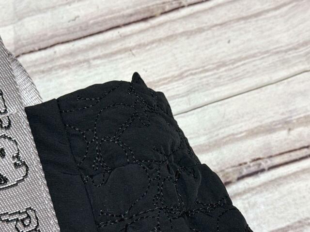 素材はマットな質感のナイロン