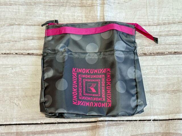 シックなグレーのドットにマゼンタピンクの配色がキュート！