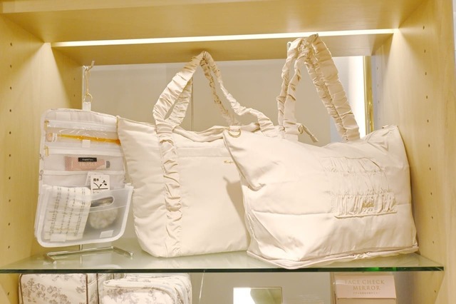 【Francfranc】「ハンギングポーチ」(Mサイズ 3,500円)、「トラベルバッグ」6,900円、「キャリーオントート」4,200円