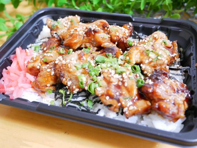 ご飯が見えないほど敷き詰められた焼鳥！／こだわりの焼鳥丼　税込322円