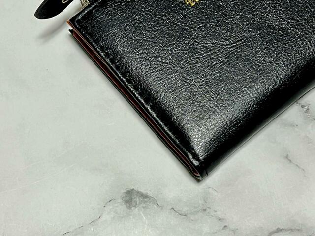 お色はブラックとブラウンの2色展開