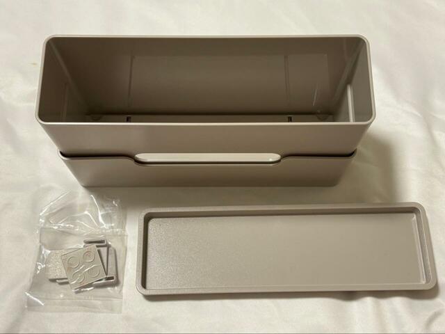 【ニトリ 多機能ティッシュケース】本体のほかに、仕切り板と滑り止めシールが付属しています