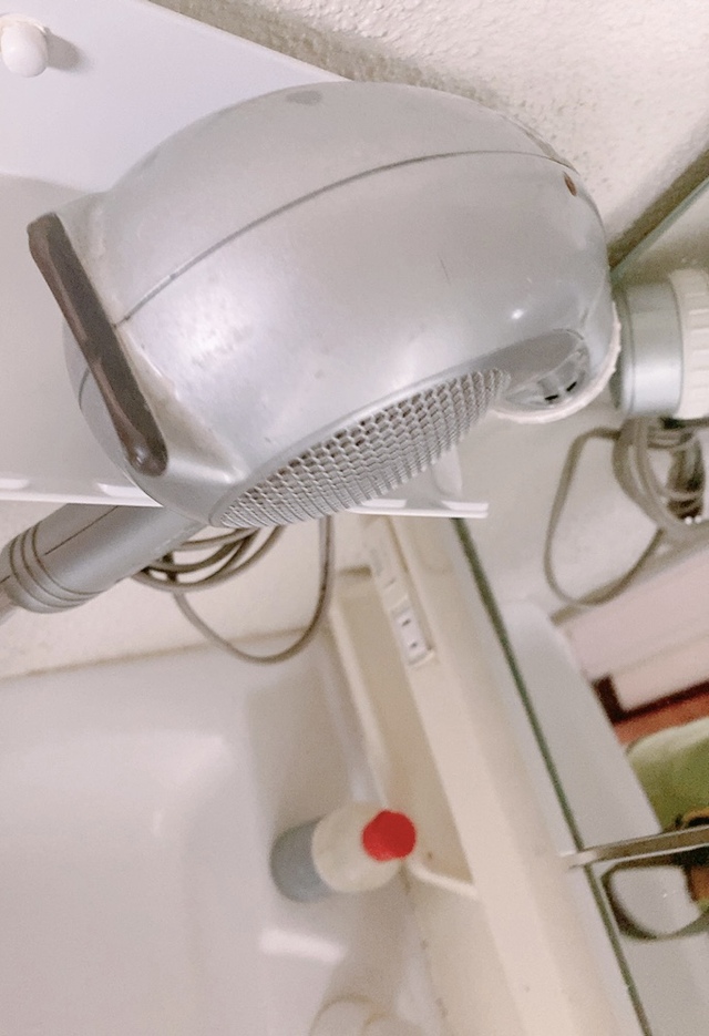 【山崎実業(Yamazaki)Tower ウォールドライヤーホルダー】ドライヤーのコードも引っ掛ければジャマになりません