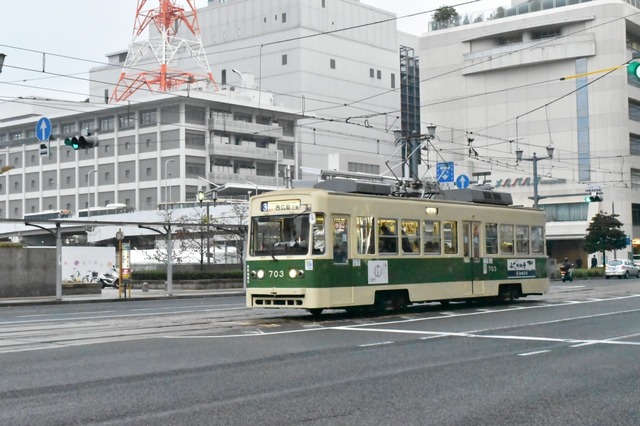 路面電車が走る