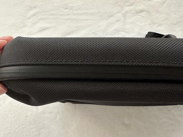 【UNIQLO 3WAYスマートバッグ】角はなく丸みを帯びた形がかわいい