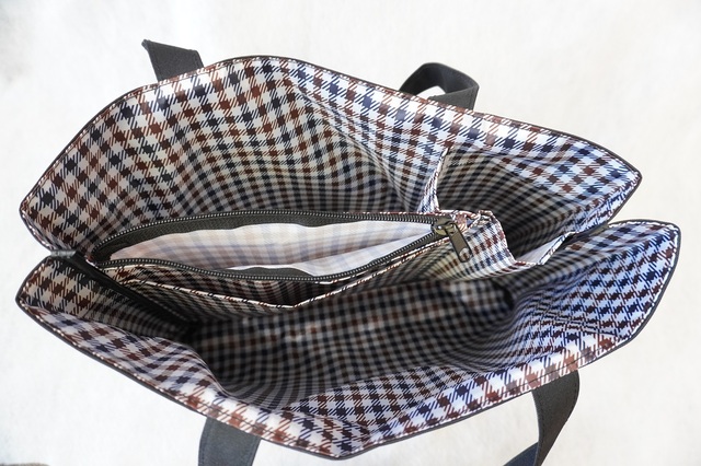 【『GLOW（グロー）4月号』付録「Aquascutum（アクアスキュータム）」トートバッグ】全部で5つのポケットがある