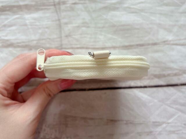 ファスナーで開閉する仕様