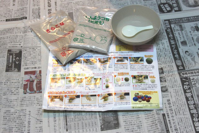 写真付きの説明書に沿って進めていきます。まず、新聞紙を広げて、その上に下敷きを敷いておきましょう。